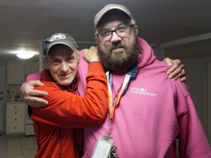 Photo Conrad et Nicholas Singcaster, intervenant au suivi psychosocial à bord de la clinique mobile, dans le nouveau logement de Conrad.