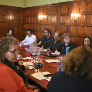 Photo d'un groupe de travail prise lors de la conférence organisée conjointement entre le CQPI, l'Université McGill et la Mission Old Brewery en 2023.