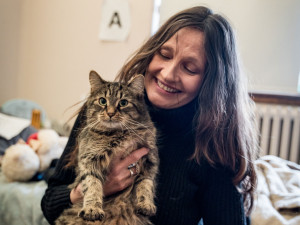 Photo of a resident of Hôpital Hôtel-Dieu with her cat.