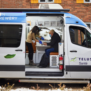 Un homme reçoit des soins à l'intérieur de la clinique mobile de la Mission Old Brewery.