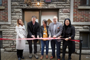 France-Élaine Duranceau, ministre responsable de l’Habitation, James Hughes, président et chef de la direction, Solange Lavigne, codirectrice des services aux femmes par interim, Benoit Dorais, vice-président du comité exécutif de la Ville de Montréal, responsable de l’habitation, de la stratégie immobilière et des affaires juridiques, et Soraya Martinez Ferrada, secrétaire parlementaire du ministre du Logement et de la Diversité et de l’Inclusion, coupent le ruban lors de l’inauguration officielle de ce projet le 10 février 2023.