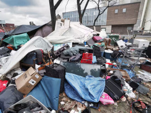 Photo de divers objets rassemblés lors du démantèlement de campement utilisé par des personnes en situation d'itinérance.