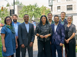 Les dignitaires et partenaires du projet présents lors de la conférence de presse posent devant la façade du bâtiment du projet Dézéry.