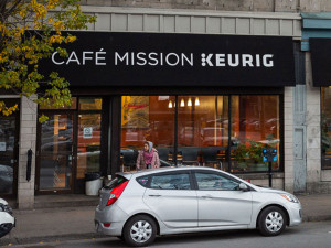 Photo prise de l'extérieur de la halte-répit Café Mission Keurig