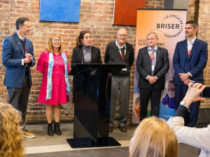 Photo prise lors du lancement de la campagne majeure de financement « Briser le cycle » mettant en scène des membres de la Mission Old Brewery, les coprésidents de la campagne ainsi que des membres du cabinet de campagne.