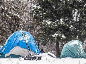 Tentes sous la neige.