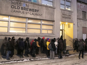 Un groupe de personnes rassemblées devant la Mission Old Brewery en 2019.